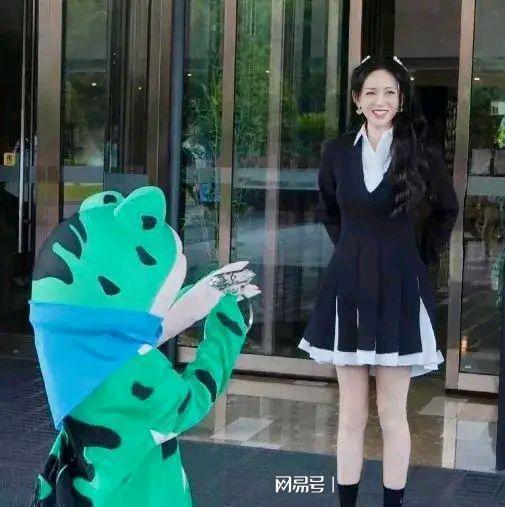 陈乔恩被卖崽青蛙求婚一脸惊愕 网友：梦回《王子变青蛙》