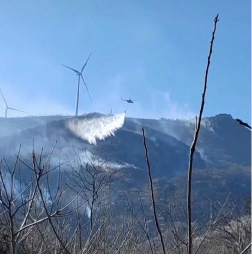 河南焦作山火蔓延 直升機取水滅火 全市力量全力撲救