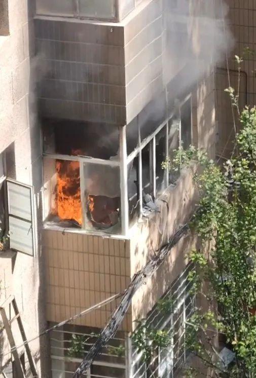 6旬民警悬空踩钢缆火场救俩娃