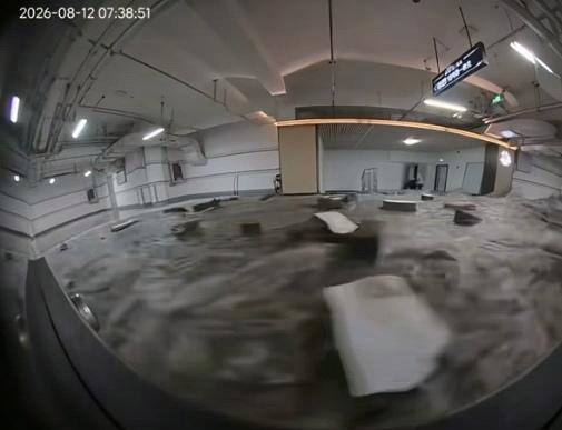 禹州一小区车库墙体被水冲破