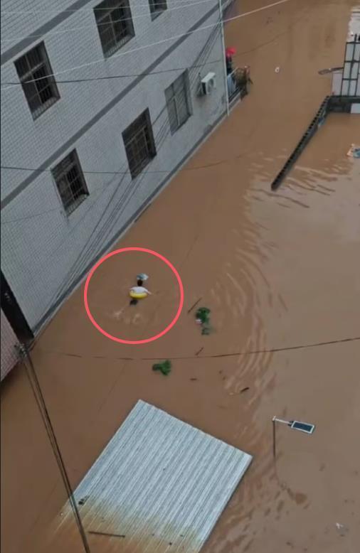 考生因暴雨带救生圈蹚水赶考 启用备用卷应对灾情