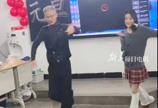 物理老师元旦晚会拉丁舞惊艳全场，网友赞叹法拉利风采依旧夺目