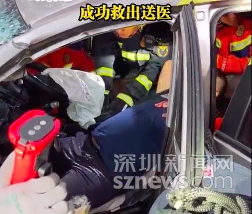 凌晨车祸车主被卡车内 消防紧急破拆救援
