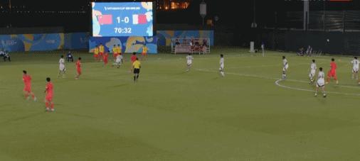 足坛一夜动态：U17国足晋级世少赛 C罗无缘提前夺冠 老弗爷嘲讽巴萨 焦点赛事引发热议