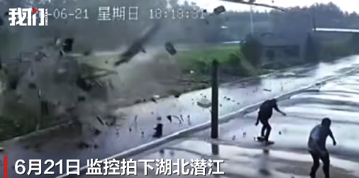 湖北潜江一阵大风将一屋顶吹翻 砖瓦掉落一地，两居民急忙躲避