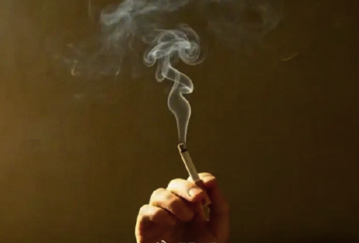中国公民在泰国机场吸烟被罚款:违反规定在禁烟区吸烟将被处以不超过5000泰铢罚款