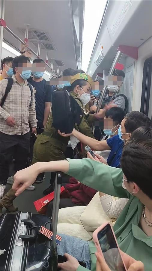 女子在地铁因口角挥拳重击小伙叫嚣男人地铁里必须给我站着！网友摊手表示无语想打人