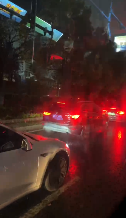 上班族雨中历险记！长沙开启电闪雷鸣模式 