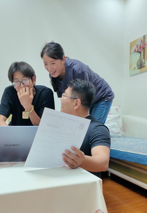 跪謝無腿父親的男生高考成績公布 四百多分圓夢士官學(xué)校