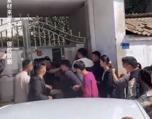 新婚夫妻结婚当天被新娘亲哥拦车 