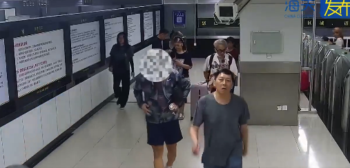 男子鼻尖沾K粉鞋内藏毒入境被查：该男子穿着防晒衣和短裤，步态不稳，边走边偷瞄关员