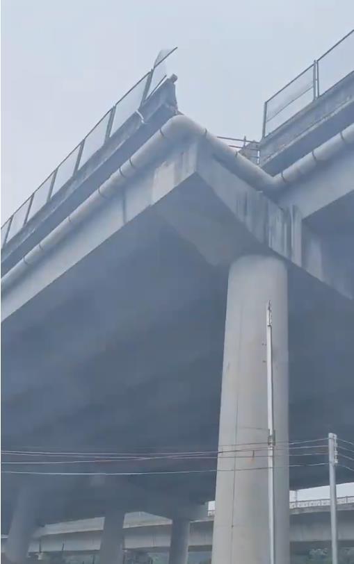 東莞高架路4車道變3車道致車墜人亡