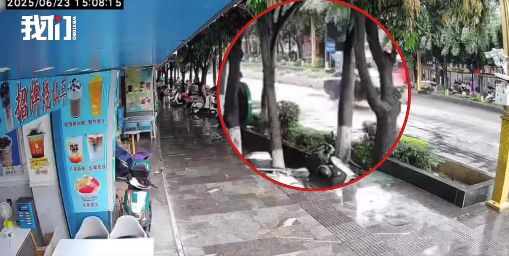 云南一路面突然塌陷汽车飞跃大坑 当地回应