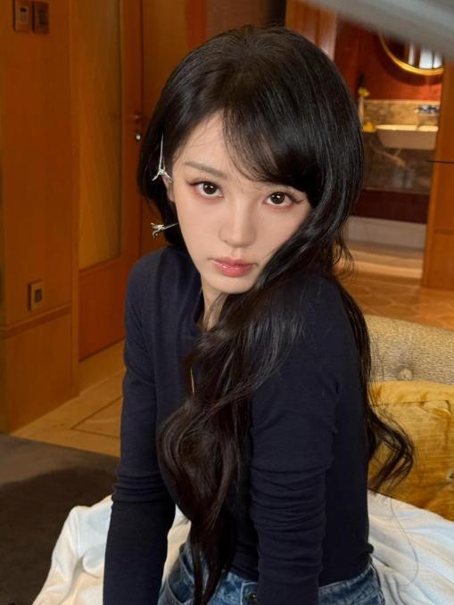 田曦薇妆发 卷发黑大衣造型曝光
