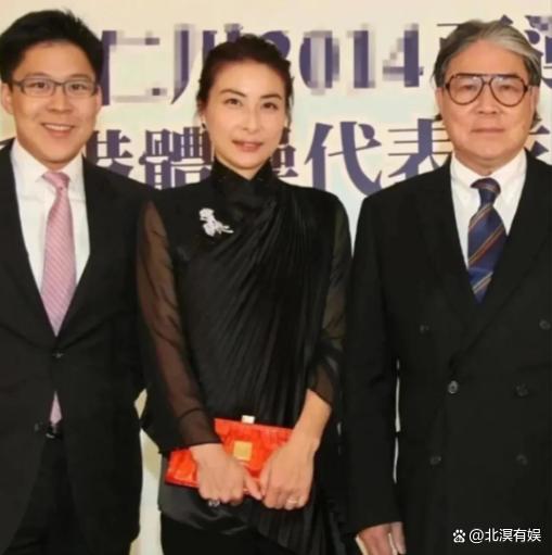 霍启刚一家陪霍震霆逛街 温馨家庭乐