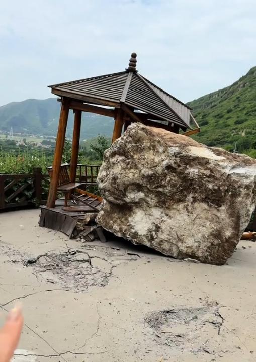 景区巨石从山顶滚落砸中凉亭 雨后山体松动险情
