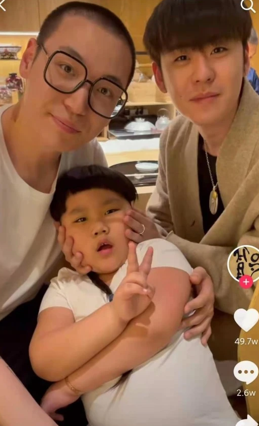 郭德纲罕见晒小儿子安迪 张云雷王九龙出镜