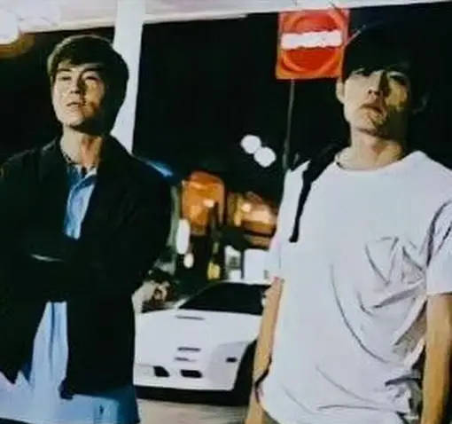周杰伦陈冠希晒艺术展合照 久违同框依旧默契十足