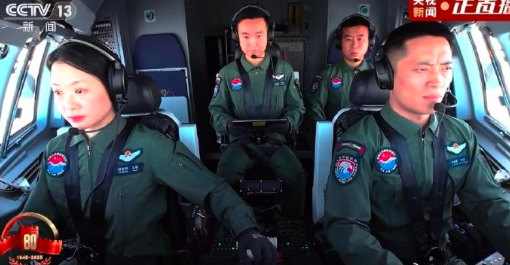 好帥的女機長！開著運油-20飛過天安門上空接受檢閱的是女機長譚紅梅上校