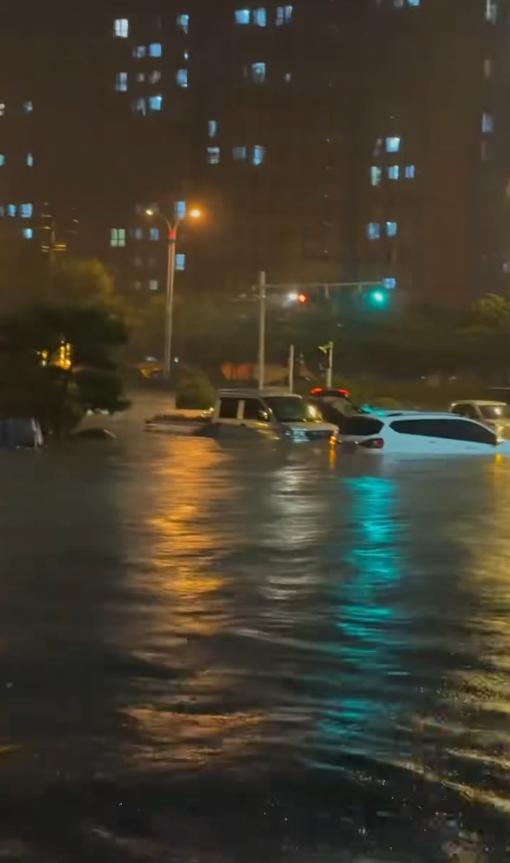 河南永城突降暴雨 多辆车被淹 城市内涝严重