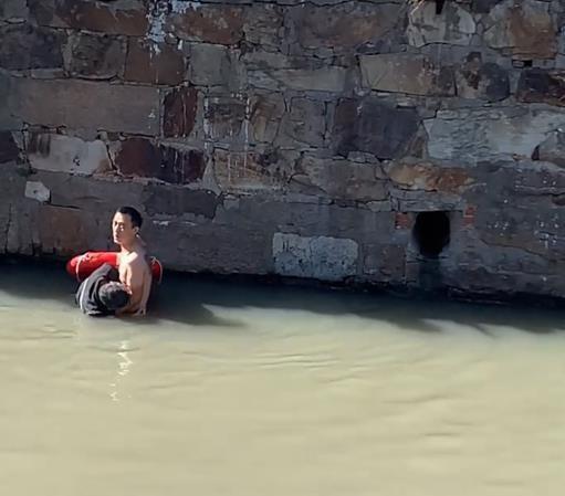 苏州一顺丰小哥跳河救人 英勇行为获赞