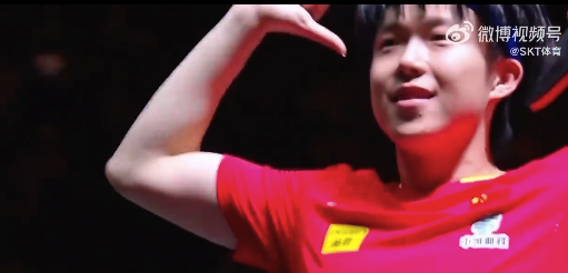 孙颖莎和王楚钦的奖杯真的摆了满满一屏！