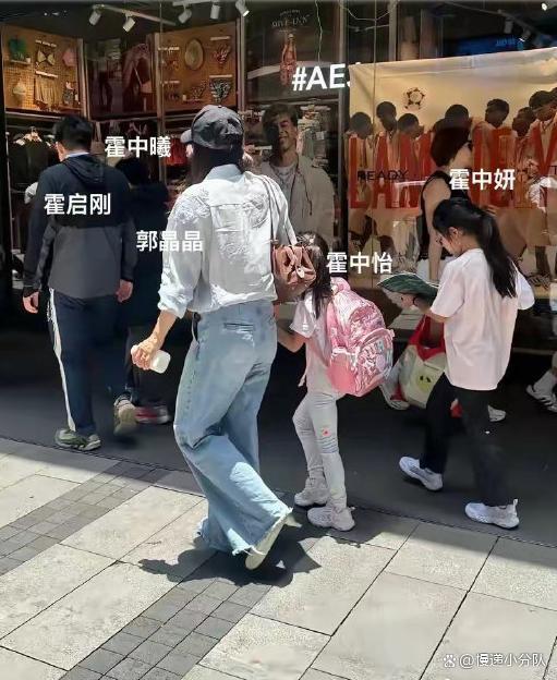 郭晶晶大女儿边走路边看书