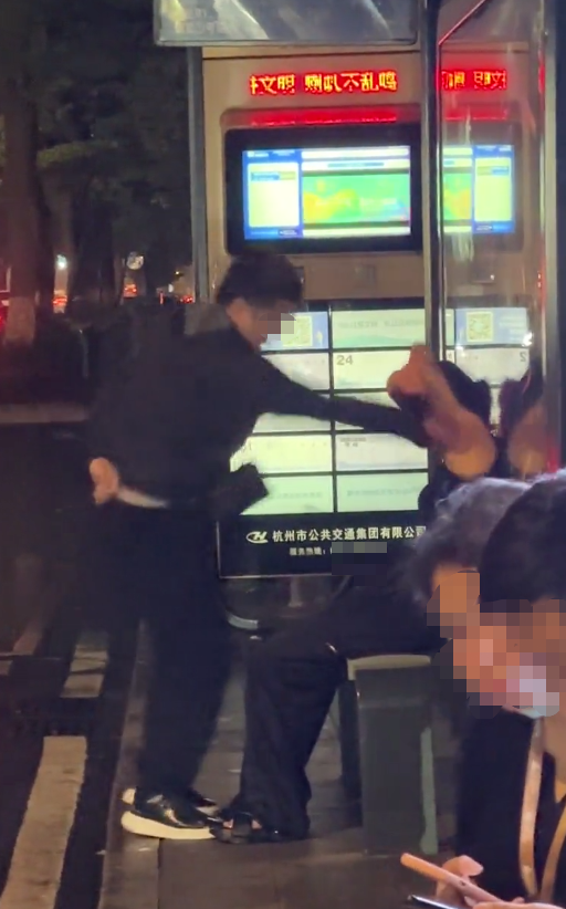 女子被男子当街扇巴掌 路人劝阻被怼“不要多管闲事”