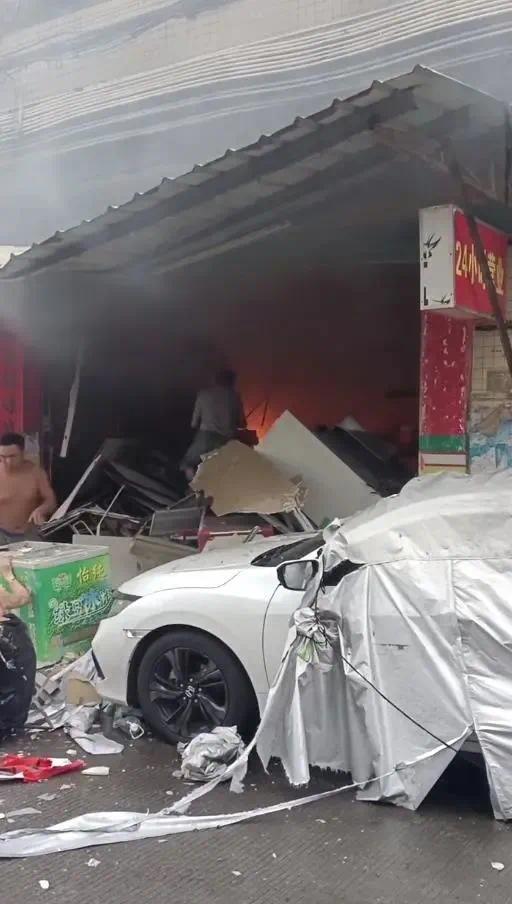 突发！中山一小卖部因煤气泄露发生爆炸现场一片狼藉，有人衣服被炸破
