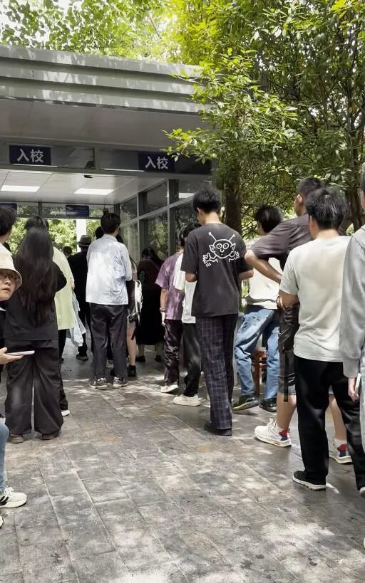 武大取消预约食堂爆满 学生无座可坐