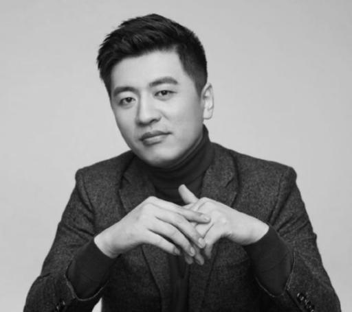 武亮陪张雪峰母亲赴高校送助学金 传承爱心与承诺