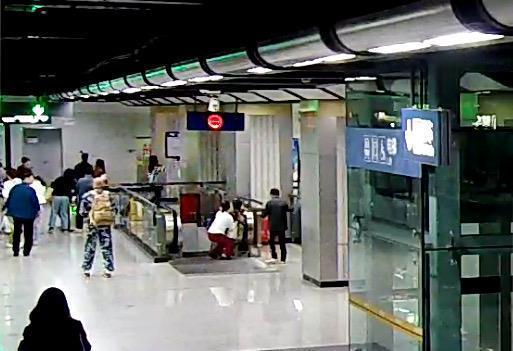 乘客搭电梯摔倒 众人出手6秒解危情 快速反应化险为夷