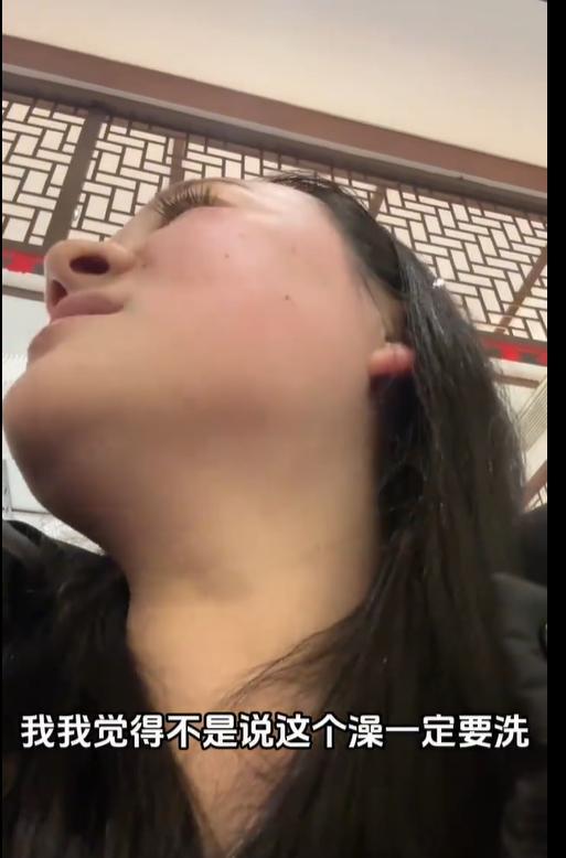 女子哭诉带2岁儿子去女浴室遭拒 单亲妈妈的无奈与困境