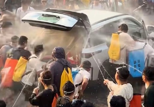 被强拉开车门泼水致冒烟车主发声 旅游计划被打乱