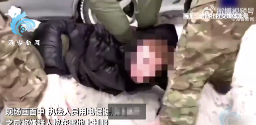 俄内务部捣毁电诈窝点:执法人员电锯破门 将嫌犯按在雪地上制服