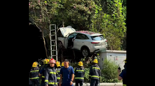 重庆渝中区一隧道口有车辆卡在半空，当地称司机无大碍，相关情况仍在处理中