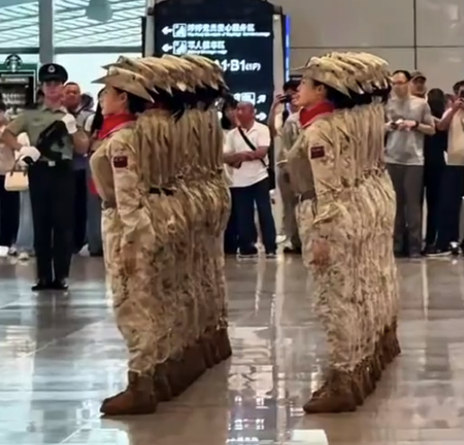 网友偶遇九三阅兵女兵 脱掉军装女民兵都是大美女