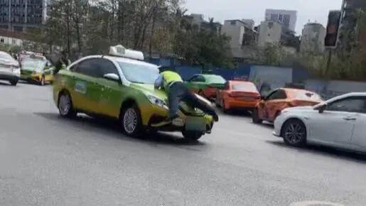 司机顶撞执法人员行驶百米被刑拘 危险行为引发关注