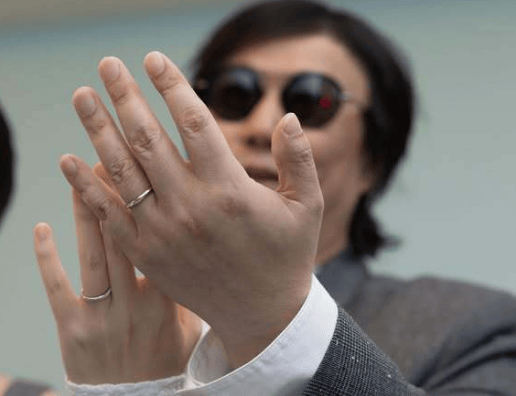 萧煌奇晒婚戒官宣授室：请全球为咱们道贺