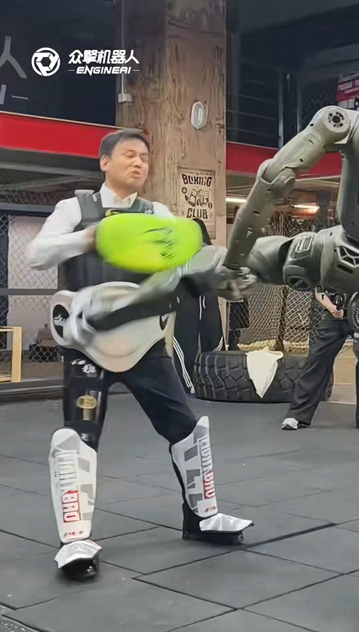 眾擎T800人形機(jī)器人踹翻自家CEO 引發(fā)網(wǎng)友熱議