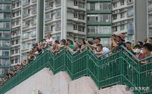 香港12歲女生稱山東艦跟小島一樣大 航母雄姿震撼香江