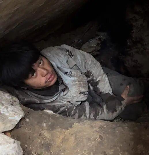 荒野求生选手退赛后猛吃泡面