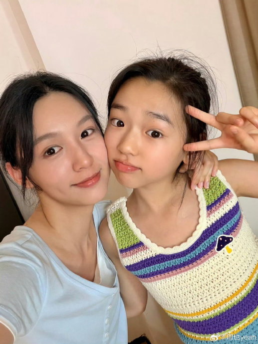 董璇女儿小酒窝撞脸周也 双倍可爱引发热议