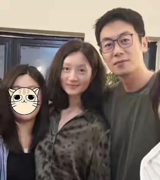 结婚12年零绯闻，朱亚文沈佳妮同框庆生，谣言离婚谁信啊？
