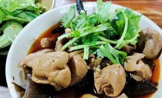 重庆街边豆花饭火爆，8元一碗人挤人，上菜快却凉半桌？