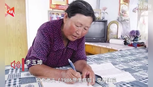 78岁环卫奶奶拾荒助学27年 老人蹬三轮27年捐40余万助学款