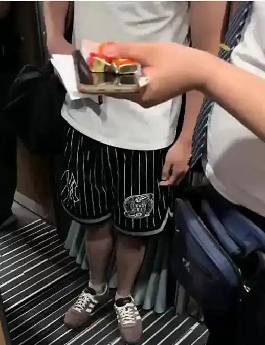 男子高铁座位上抽烟被铐走 挑战安全底线
