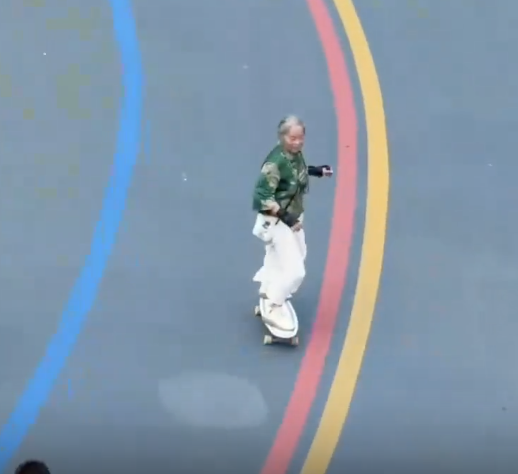 68岁母亲跟着女儿学滑板3年 心情开朗喜交友