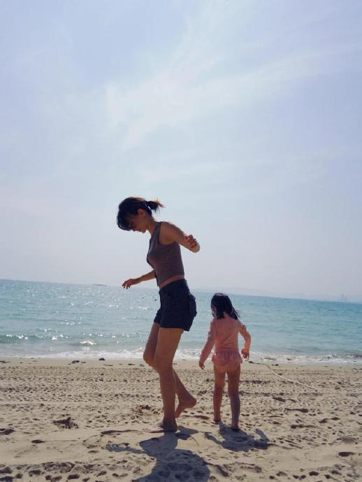 卢靖姗穿礼服高跟鞋遛娃 精致育儿引热议