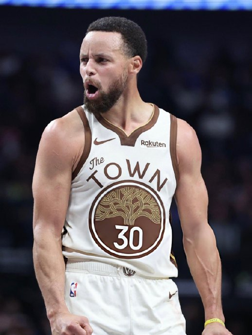 库里穿詹姆斯经典战靴入场